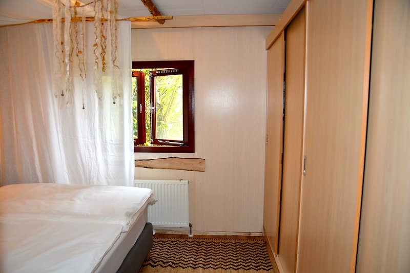 Schlafzimmer mit Kleiderschrank