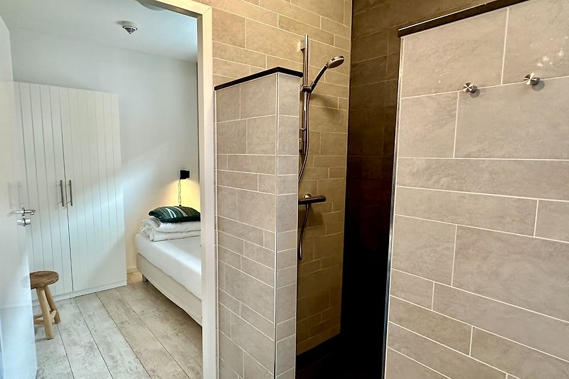 Willkommen in diesem Badezimmer mit modernen Armaturen und stilvollem Design. Entspannen Sie sich unter der Dusche und genießen Sie den Komfort.