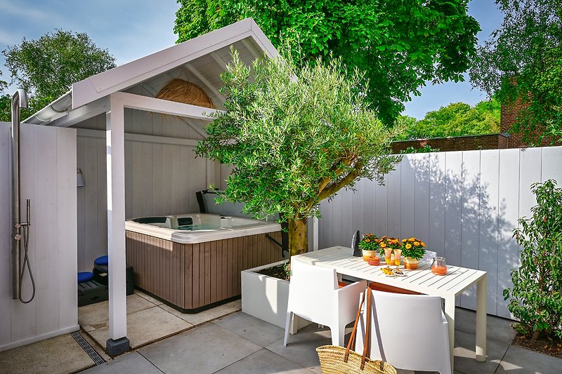 Die Terrasse mit Whirpool, Außendusche mit Warmes und Kaltes Wasser