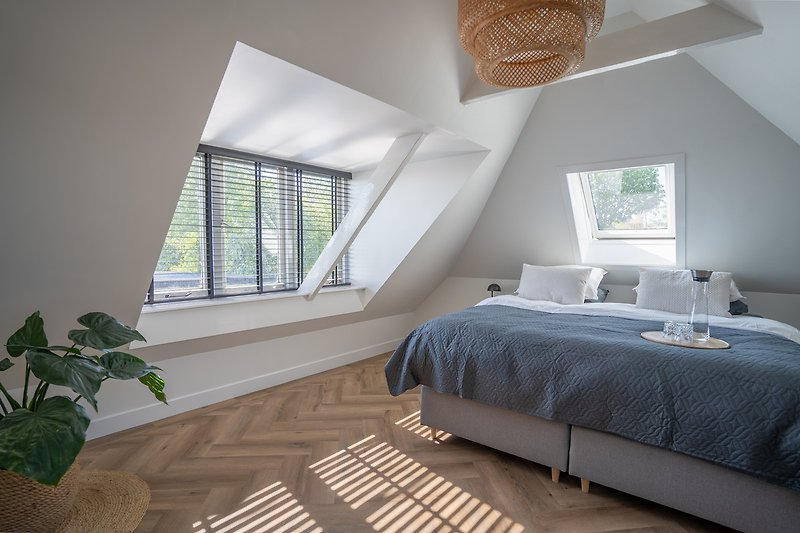 Stilvolles Schlafzimmer mit Holzmöbeln und elegantem Interieur.