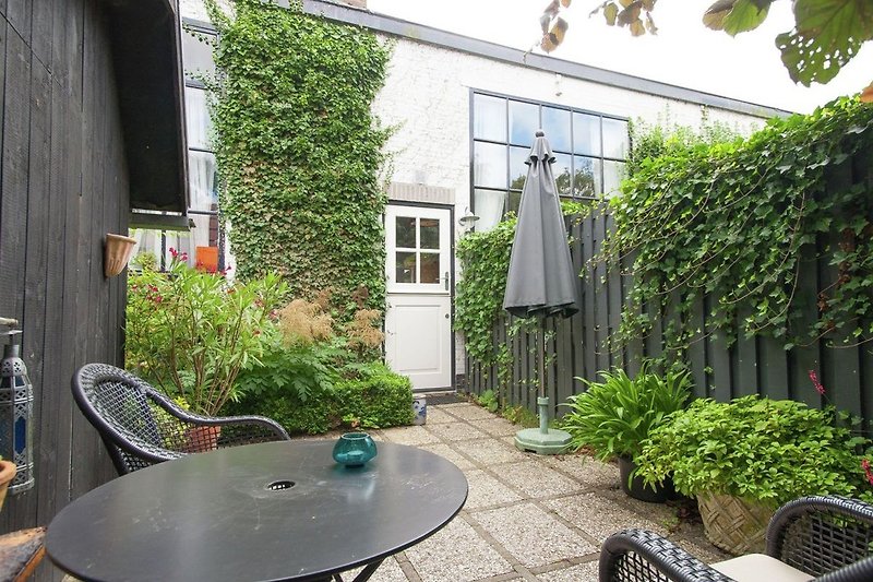 Own, completely enclosed terrace