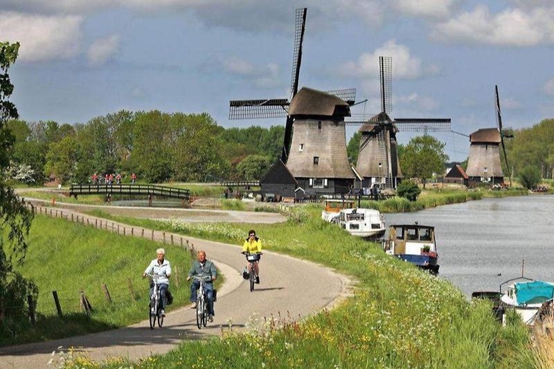 Andare in bicicletta attraverso la Frisia