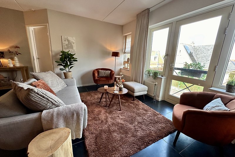 Stilvolles Wohnzimmer mit bequemen Möbeln und Pflanzen. Entspannen Sie sich!