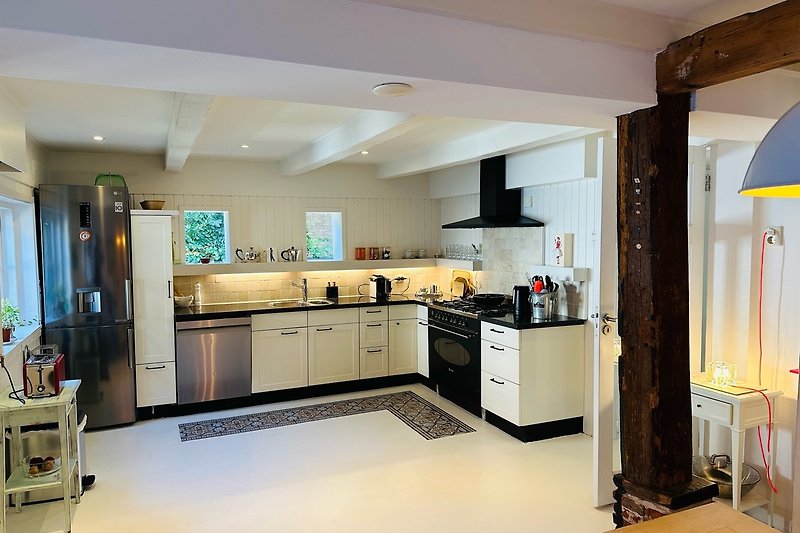 Moderne Küche mit Holzakzenten und Kücheninsel. Gemütliche Atmosphäre.