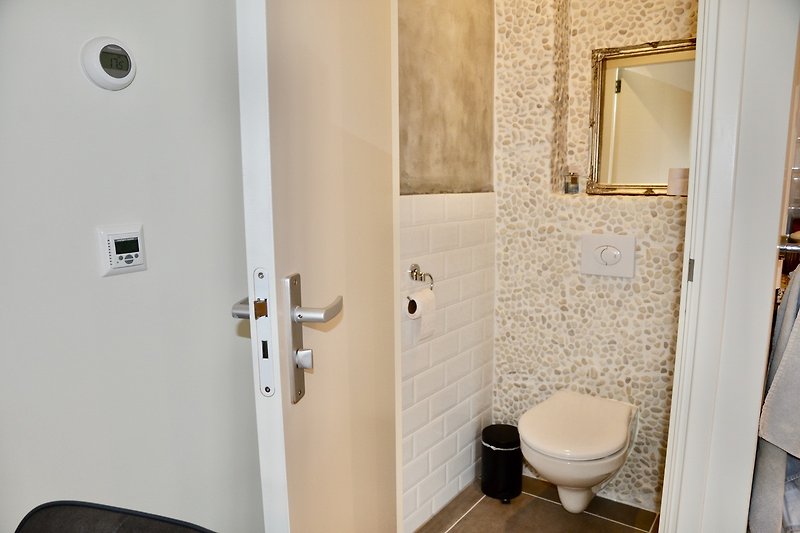 Gemütliches Badezimmer mit lila Akzenten und modernem Waschbecken.