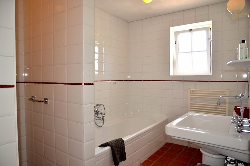 Badezimmer mit Badewanne, WC und Dusche (Erdgeschoß)
