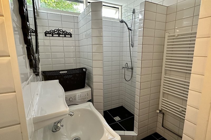 Schönes Badezimmer mit modernen Armaturen und Badewanne.