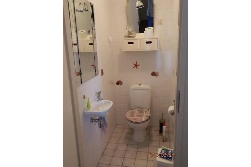 Separater Toilettenraum neben dem Badezimmer