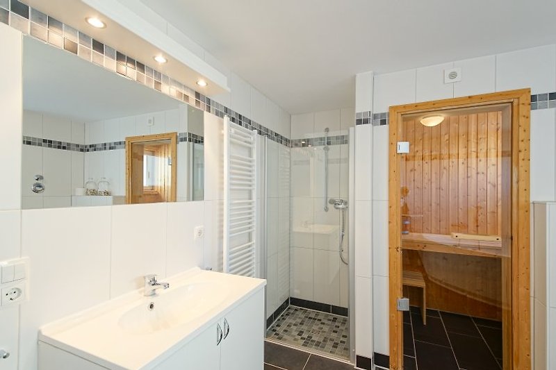 Salle de bain avec sauna