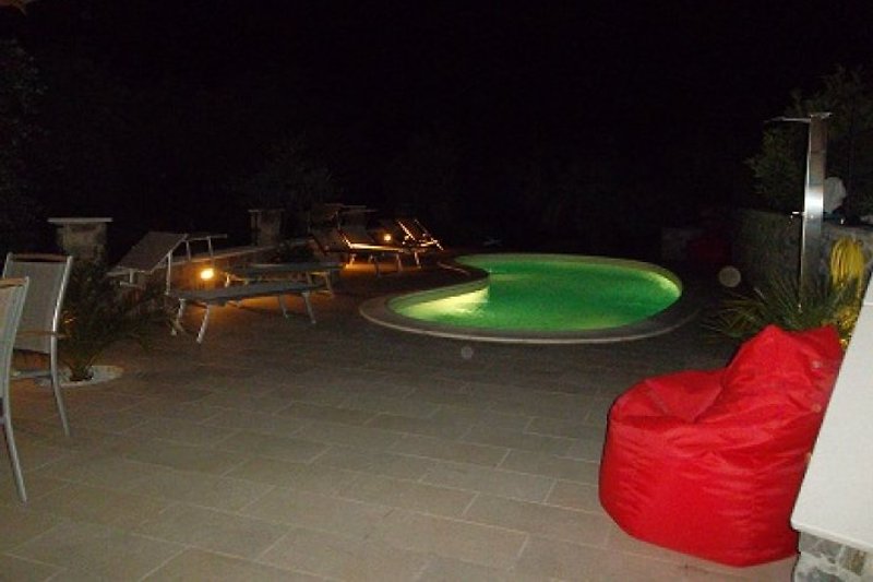 Quien desee refrescarse por la noche, puede hacerlo en cualquier momento en nuestra piscina iluminada.