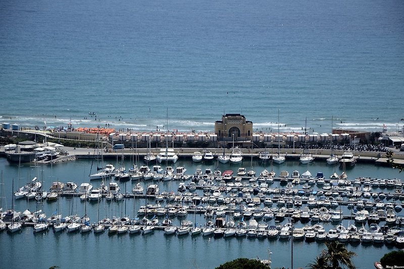 Der Yachthafen von Porto Maurizio mit den dahinterliegenden Stränden. 