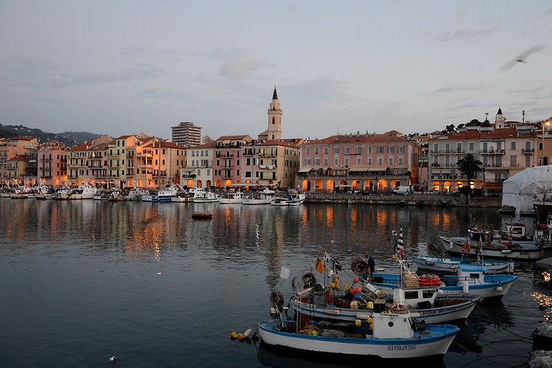 Ein Blick auf den alten Hafen von Oneglia: Restaurants, Pizzerien und Fischmärkte.