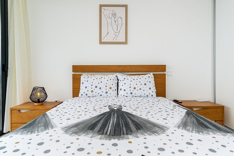 weiteres schönes Schlafzimmer mit bequemem Bett, stilvollem Design
