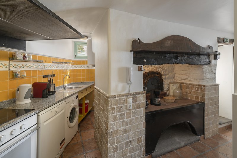 Moderne Küche mit Holzakzenten und Steinfliesen.