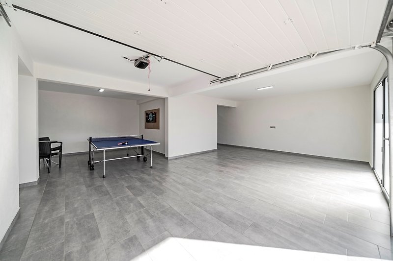 Garage mit Tischtennisplatte und Dart Scheibe