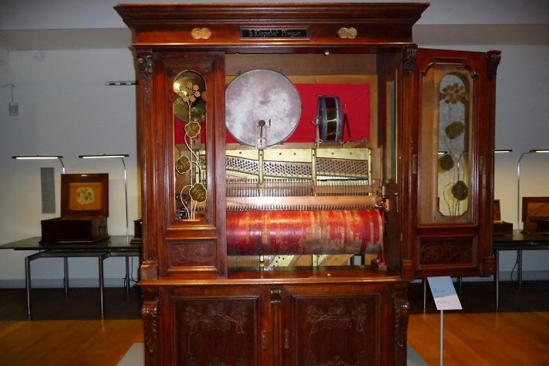 At a distance of 55 km, there is a noteworthy museum of mechanical musical instruments.