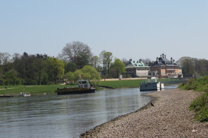 Schloß Pillnitz und die Fähre über die Elbe