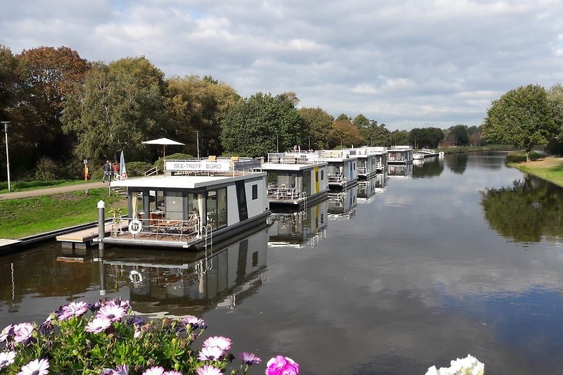 Hausboot im WeserElbedreieck in Bad Bederkesa Firma