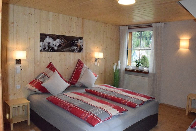 Gemütliches Schlafzimmer mit Holzmöbeln und stilvoller Einrichtung.