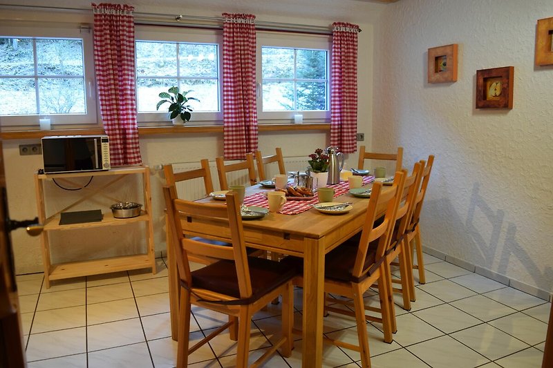 Mittelstock: Gemütliche sehr gut ausgestattete Wohn-Essküche für bis 8 Personen mit Holzmöbeln und Fensterblick.
