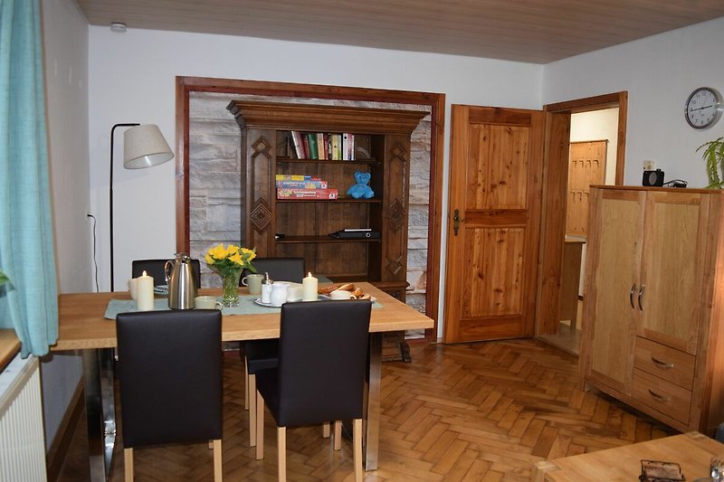 Hochparterre Wohnung: Gemütliches Wohn- Esszimmer  mit Holzmöbeln und stilvollem Interieur.