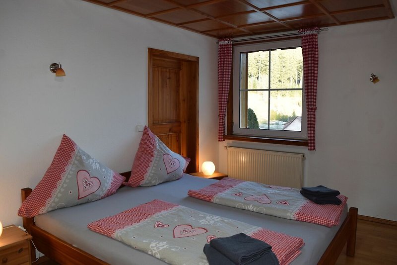 Mittelstock Gemütliches Schlafzimmer mit Holzmöbeln und stilvollem Interieur.
