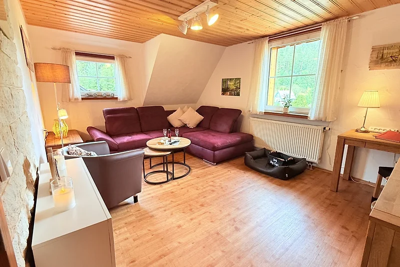 OG großes gemütliches Wohnzimmer mit hochwertigen Ecksofa, Elektrokamin, großer TV