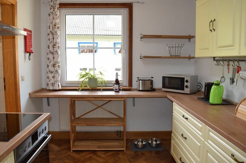 Hochparterre: Große sehr gut ausgestattete Küche mit modernen Geräten.