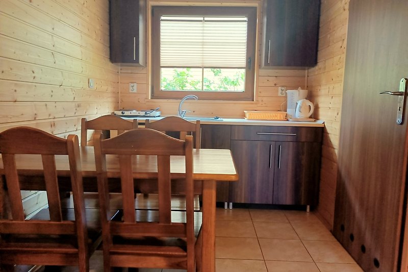 Moderne Küche mit Holzakzenten und Fensterblick.