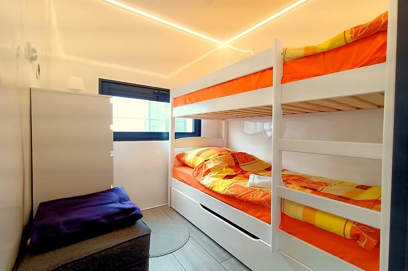 Schlafzimmer mit 2 Etagebetten 80 x 190 cm.