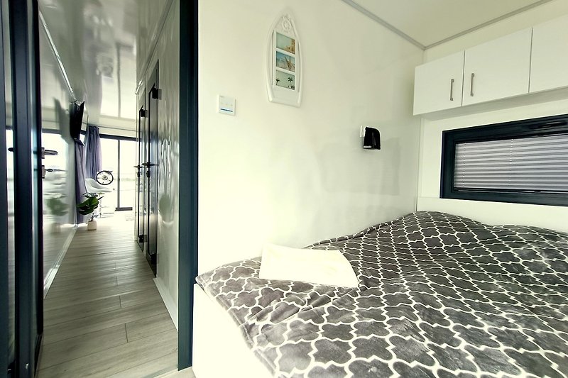 Schlafzimmer mit Doppelbett 130 x 190 cm.