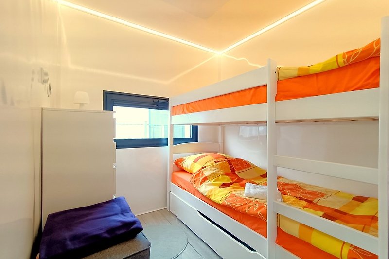 Schlafzimmer mit 2 etagenbetten 80 x 190 cm.