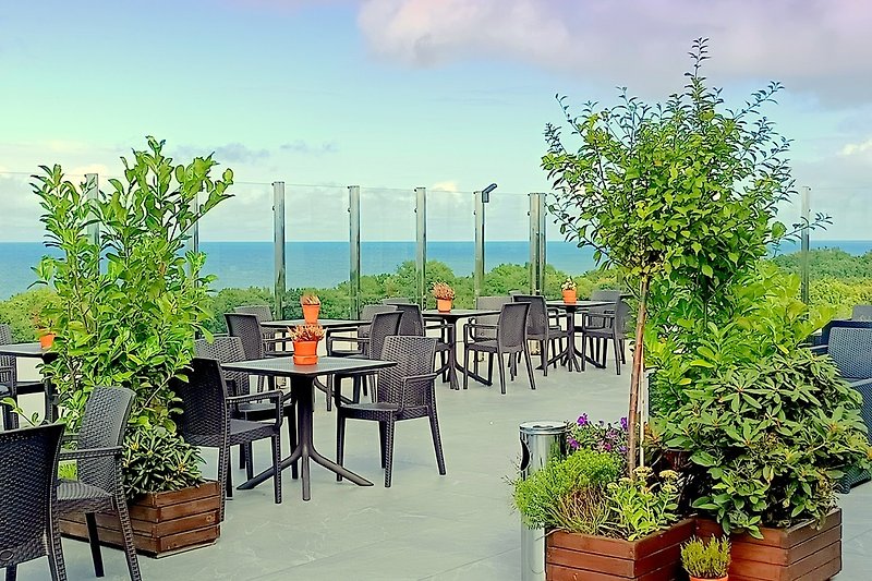 Café-Bar auf der Dachterrasse mit Panoramablick auf das Meer und die Stadt