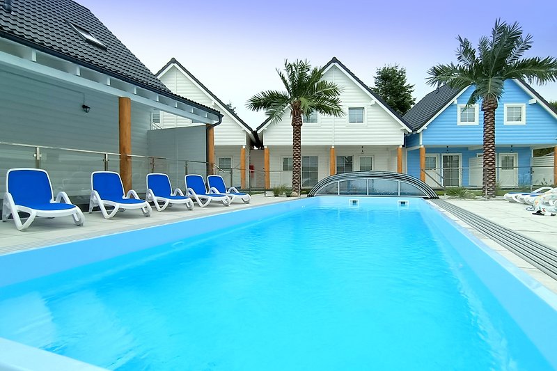 Schönes Ferienhaus mit Pool und Meerblick. Entspannen Sie sich im sonnigen Garten.