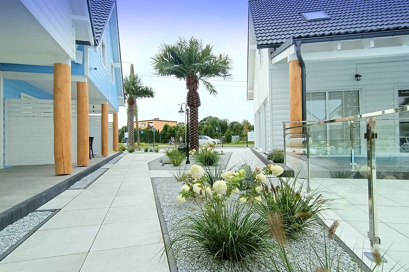 Schönes Stadthaus mit grünem Garten und modernem Design.