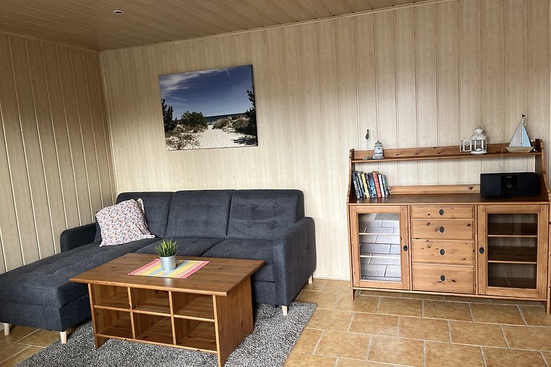 Gemütliches Wohnzimmer mit Holzmöbeln und Ecksofa