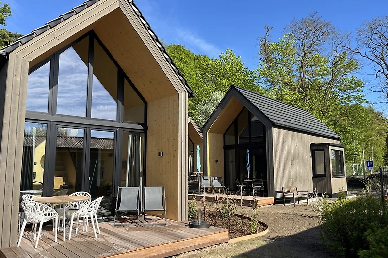 Lodges Usedom Haus 4 (im Hintergrund Haus 3)