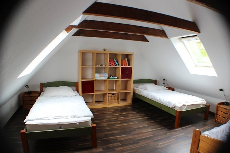 de slaapkamer met drie eenpersoonsbedden