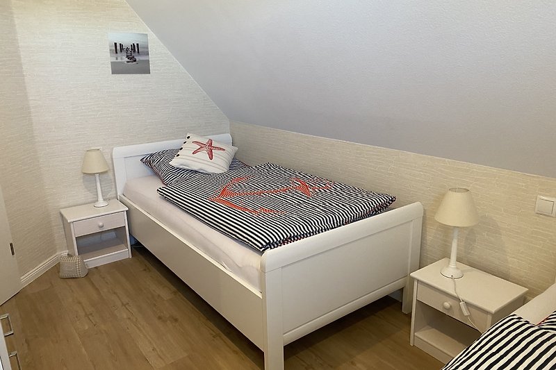 Kleineres Schlafzimmer mit 2 Einzelbetten in der Größe 100x200 cm