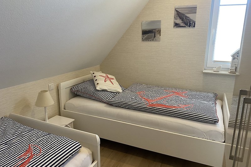 Kleineres Schlafzimmer ausgestattet mit Schrank und FAT TV