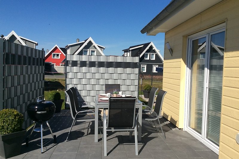 Terrasse mit gemütlichen Sitzbereich und Weber Grill