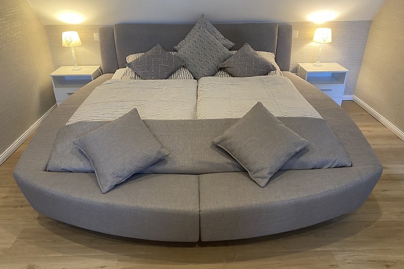 hochwertiges Design Luxusbett mit einer Größe von ca. 250x250cm