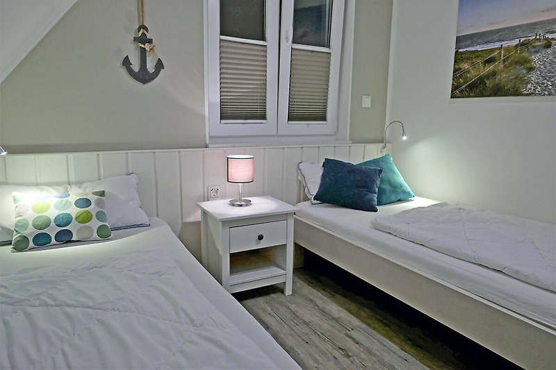 Gemütliches Schlafzimmer mit stilvollem Bett und schöner Beleuchtung.
