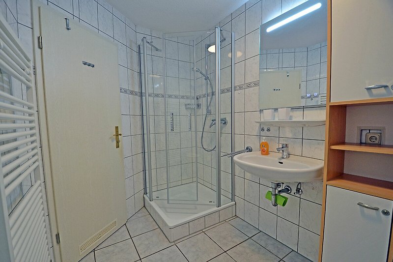 Modernes Badezimmer mit stilvoller Ausstattung und elegantem Design.