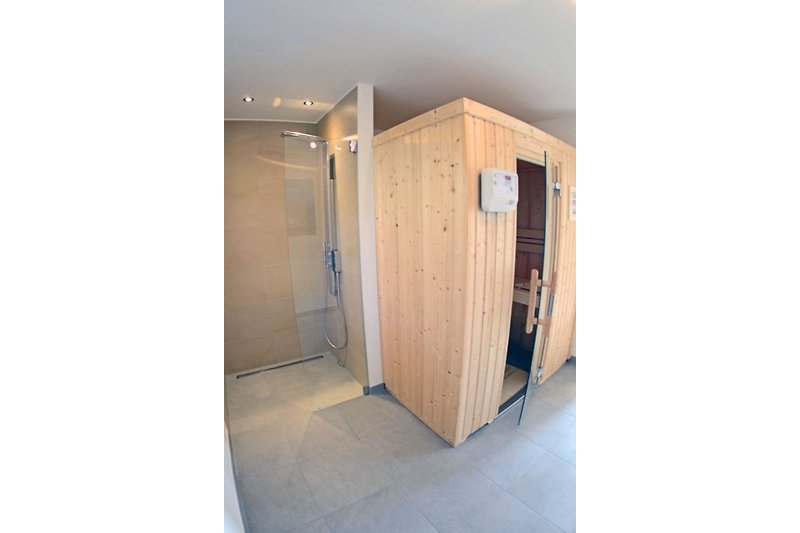 Espace sauna avec douche