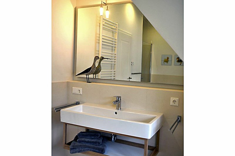 Schönes Badezimmer mit modernem Design und stilvoller Beleuchtung.