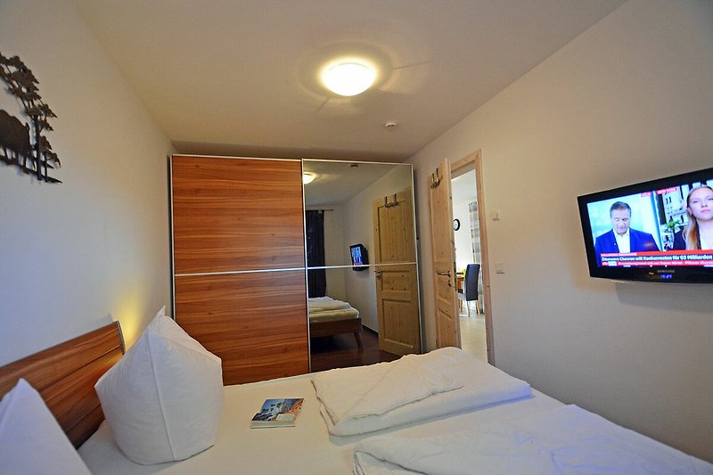 Komfortables Schlafzimmer mit stilvollem Interieur und gemütlicher Beleuchtung.