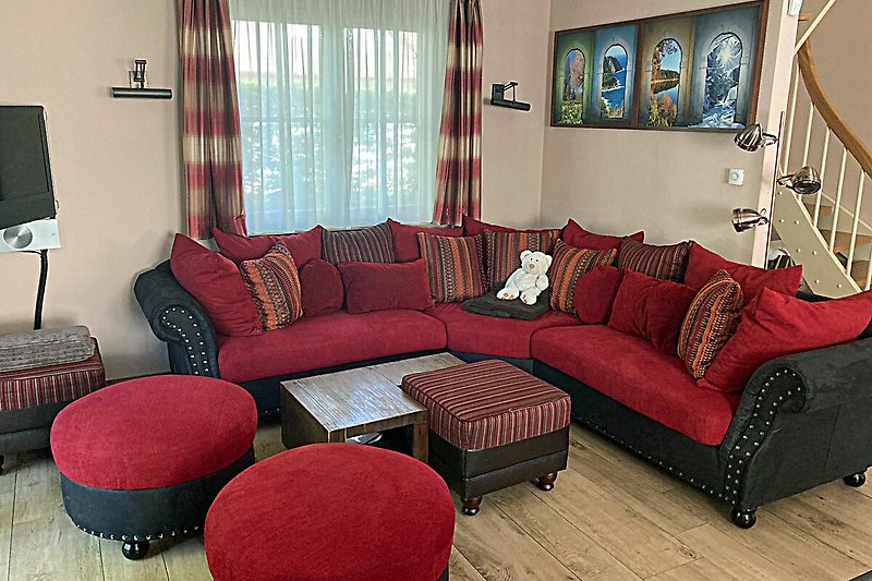 Gemütliche Einrichtung mit bequemer Couch, Holzmöbeln und stilvoller Dekoration.