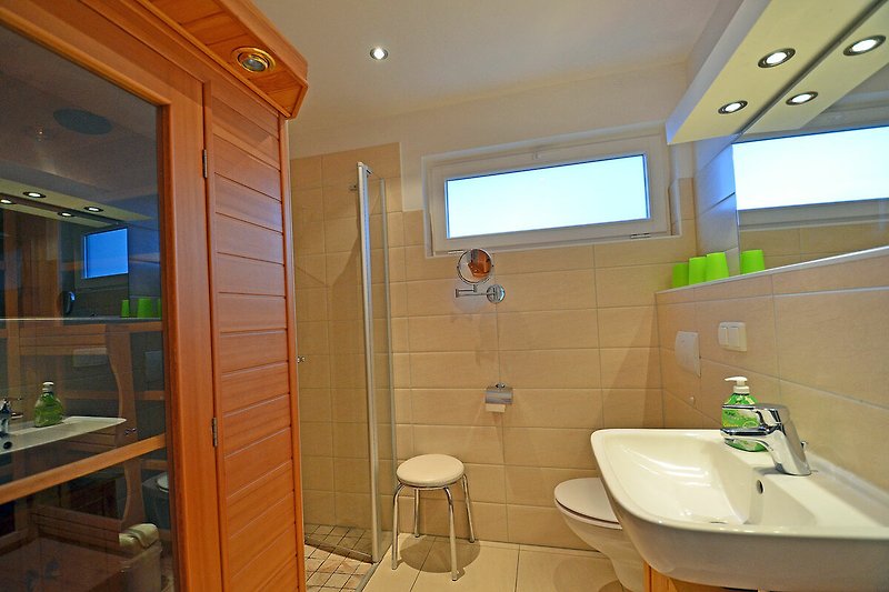 Gemütliches Badezimmer mit stilvollem Interieur und modernem Waschbecken.