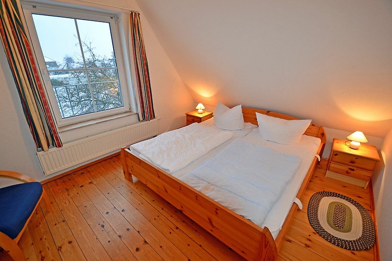 Gemütliches Schlafzimmer mit Holzboden